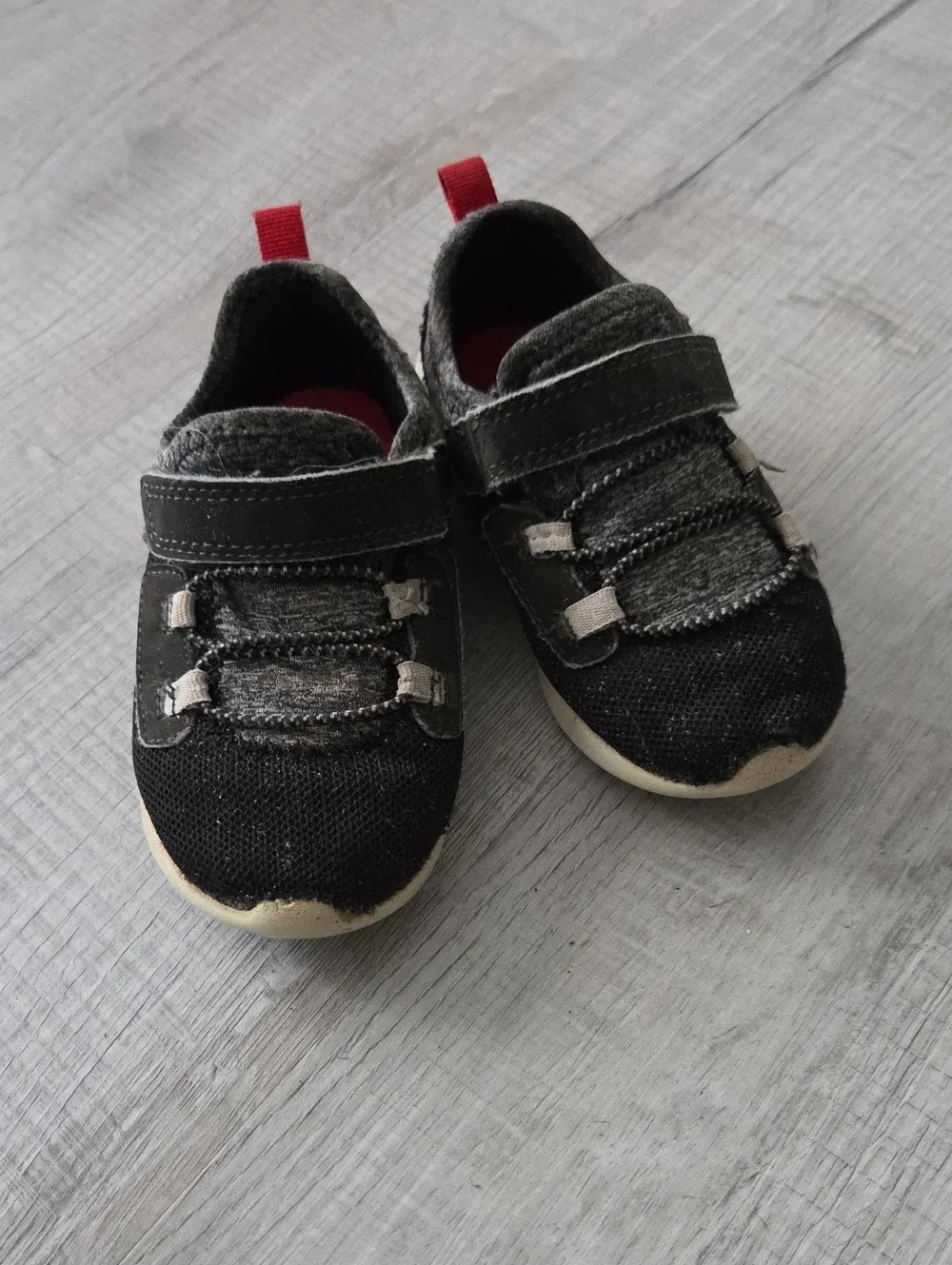 Carter's Black and Red Kids Hook-and-Loop Sneakers Size 9